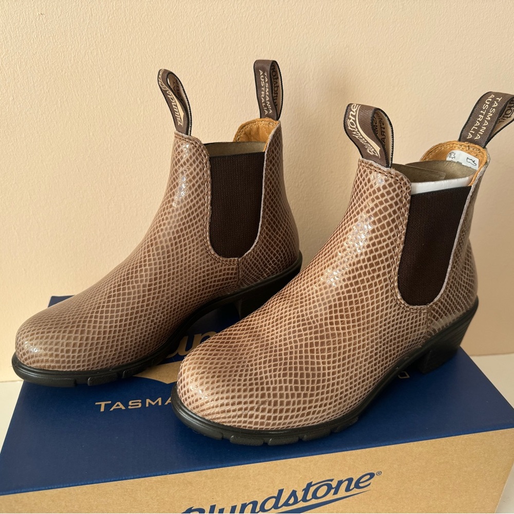 BLUNDSTONE Chelsea Lizard Embossed Leather Heeled Boot. 2165. Size: 6.5, 7, 8 - Picture 8 of 16